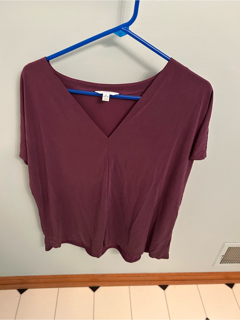 Women's V-Neck Short Sleeve Top - Plum